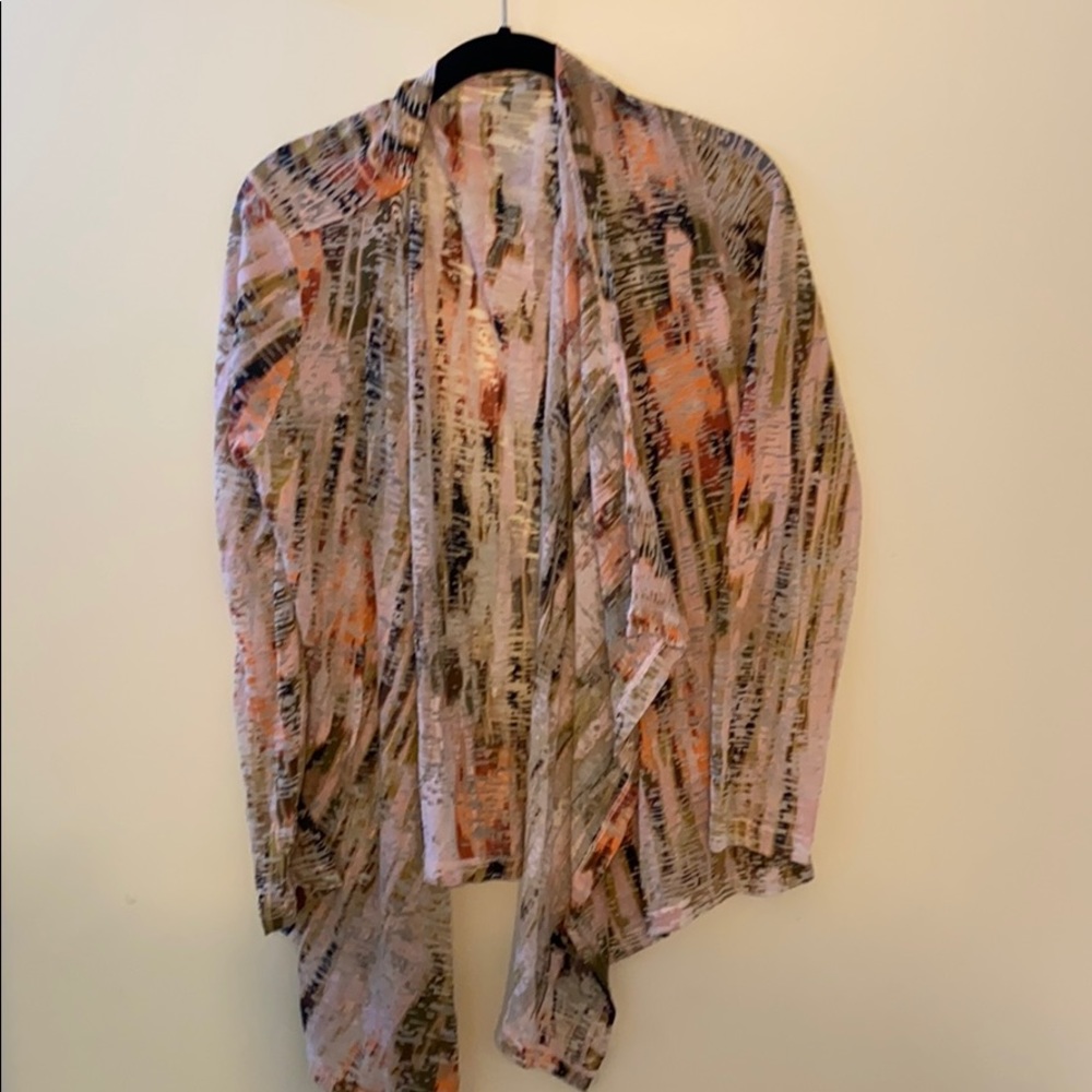 Lightweight flowing top